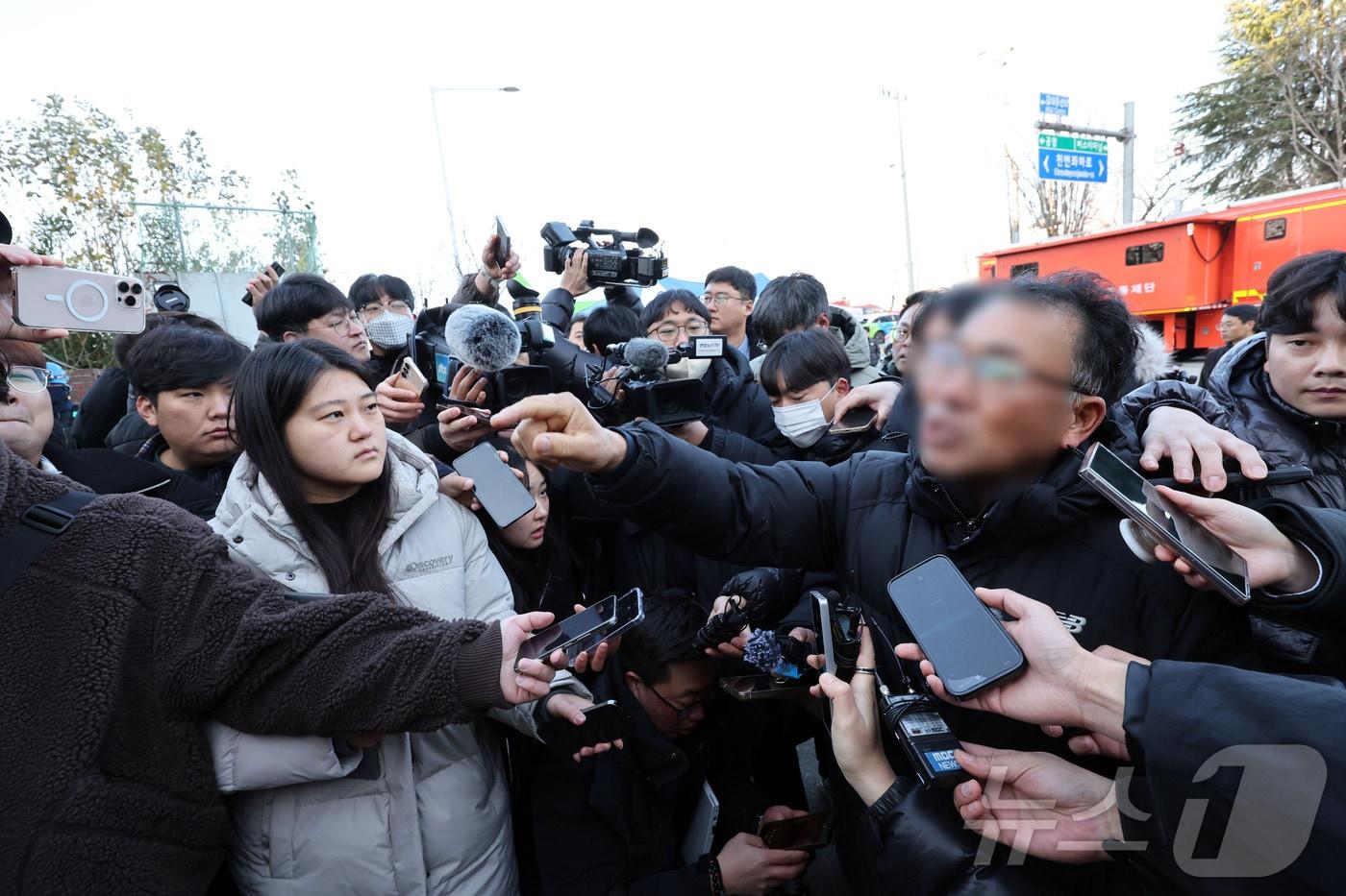 12일 오전 광주 서구 치평동&#40;상무지구&#41; 광주대표도서관 공사 붕괴현장에서 매몰된 작업자의 친동생이 발언하고 있다. 2025.12.12/뉴스1 ⓒ News1 박지현 기자