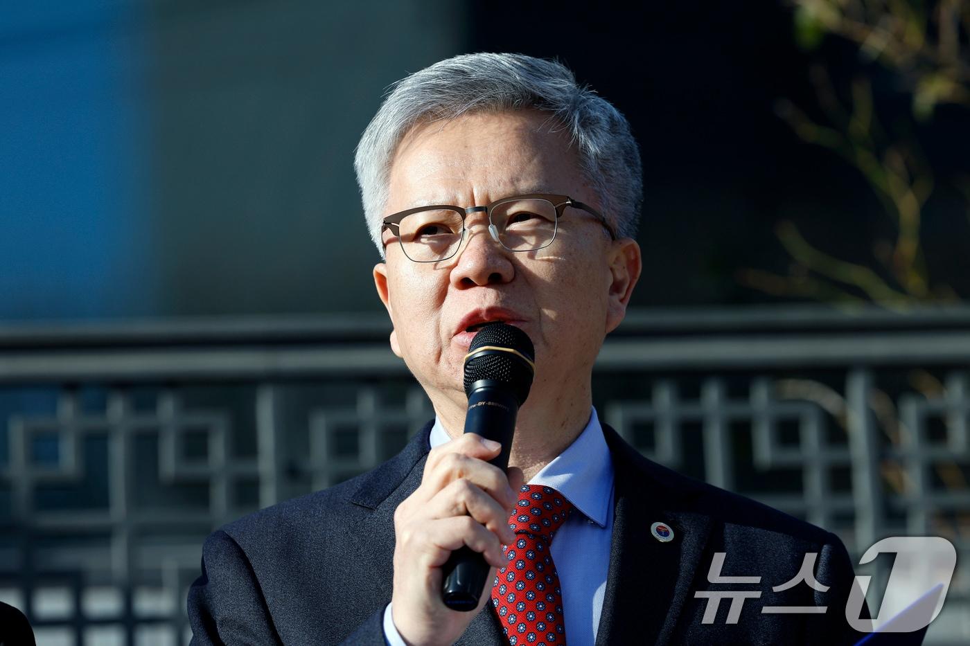 김택우 대한의사협회 회장이 12일 오전 서울 서초동 대검찰청 앞에서 감사원 감사로 확인된 의대 정원 증원 위법 추진한 전 대통령 및 관계자 고발 기자회견을 하고 있다. 2025.12.12/뉴스1 ⓒ News1 박정호 기자