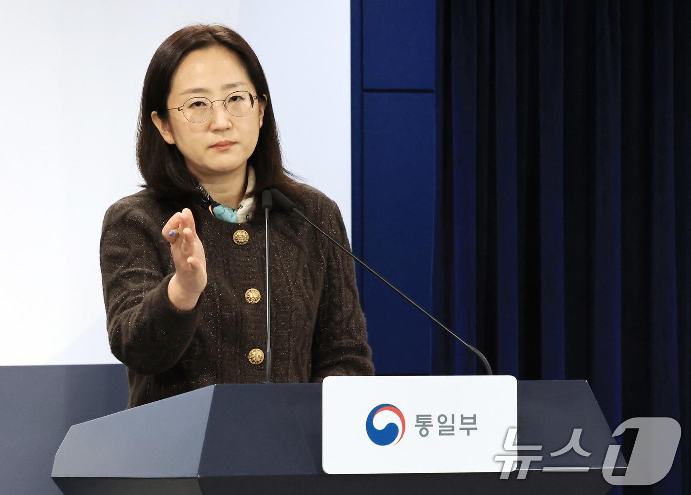 본문 이미지 - 장윤정 통일부 부대변인이 12일 서울 종로구 정부서울청사에서 정례브리핑을 하고 있다. 2025.12.12/뉴스1 ⓒ News1 임세영 기자