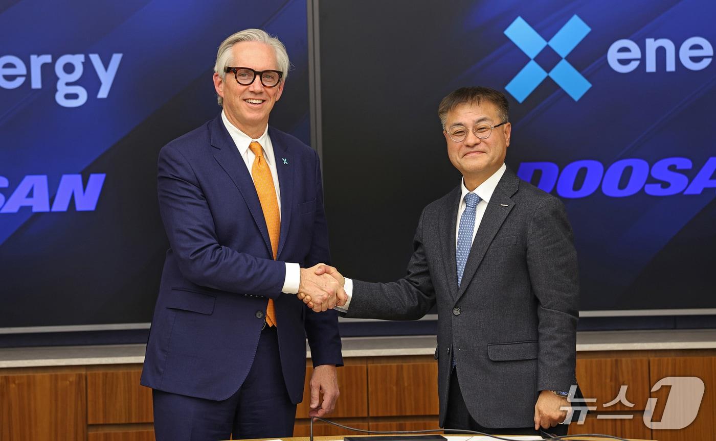 미국 현지시각 11일 워싱턴 D.C.에서 열린 SMR 핵심소재에 대한 예약계약 체결식에서 엑스-에너지 클레이 셀 사장&#40;왼쪽&#41;과 두산에너빌리티 김종두 사장이 기념촬영을 하고 있다. &#40;사진제공 = 두산에너빌리티&#41; 