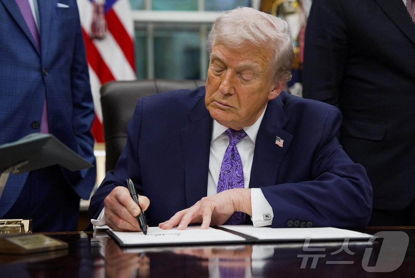 11일&#40;현지시간&#41; 도널드 트럼프 미국 대통령이 워싱턴DC 백악관에서 주&#40;州&#41;마다 제각각인 인공지능&#40;AI&#41; 관련 법률 제정을 억제하는 행정명령에 서명하고 있다. 2025.12.11 ⓒ 로이터=뉴스1 ⓒ News1 김지완 기자