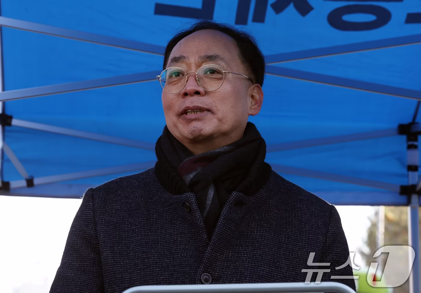 최명기 대한민국산업현장교수단 교수가 12일 광주 서구 치평동 광주대표도서관 공사 붕괴현장브리핑에서 발언하고 있다. 2025.12.12/뉴스1 ⓒ News1 박지현 기자