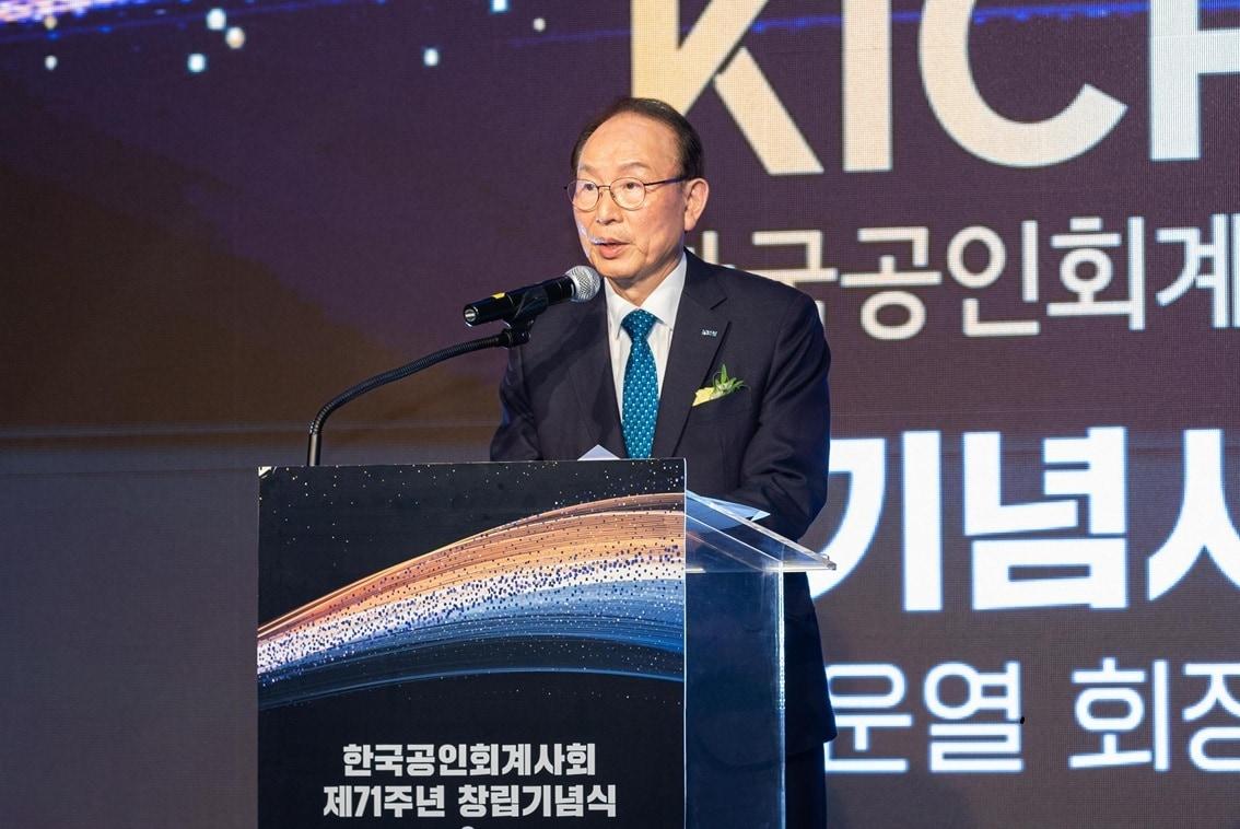 본문 이미지 - 11일 오후 5시 포시즌스 호텔 서울 그랜드볼룸에서 열린 창립 71주년 기념식에서 기념사하는 최운열 한공회장 &#40;한공회 제공&#41;