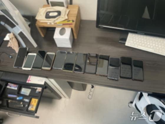 본문 이미지 - 실시간 통화·문자내용 감청 악성프로그램을 제작·판매한 일당 사무실에서 발견한 휴대전화.&#40;부산경찰청 제공. 재판매 및 DB 금지&#41;