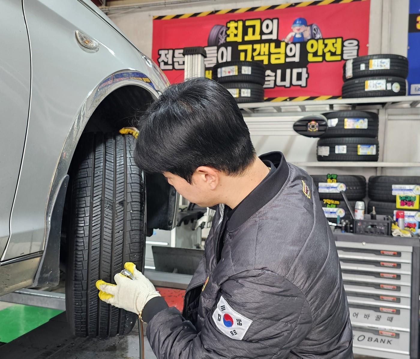 본문 이미지 - 타이어 점검 모습.&#40;타이어뱅크 제공. 재판매 및 DB금지&#41;/뉴스1