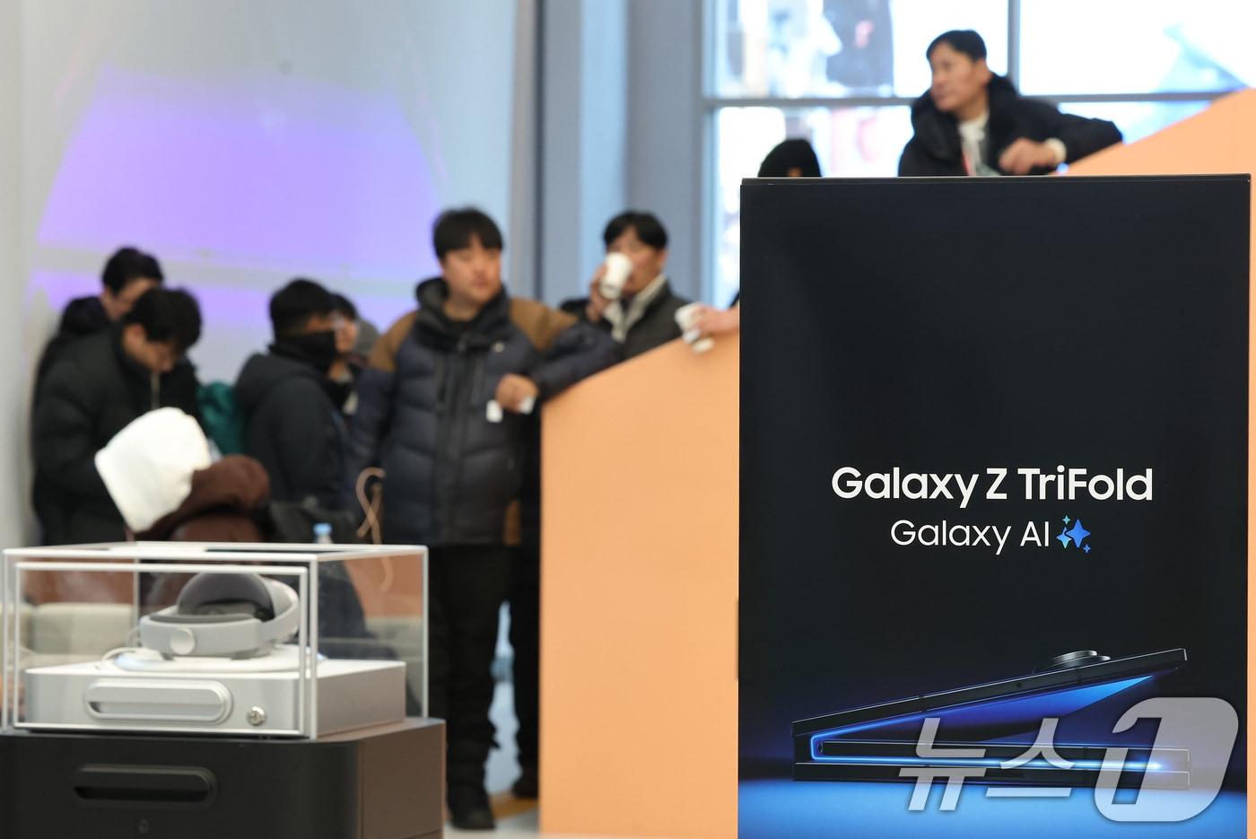 갤럭시 Z 트라이폴드가 출시된 12일 오전 서울 서초구 삼성 강남을 찾은 방문객들이 제품을 구매하기 위해 대기하고 있다. 2025.12.12/뉴스1 ⓒ News1 장수영 기자