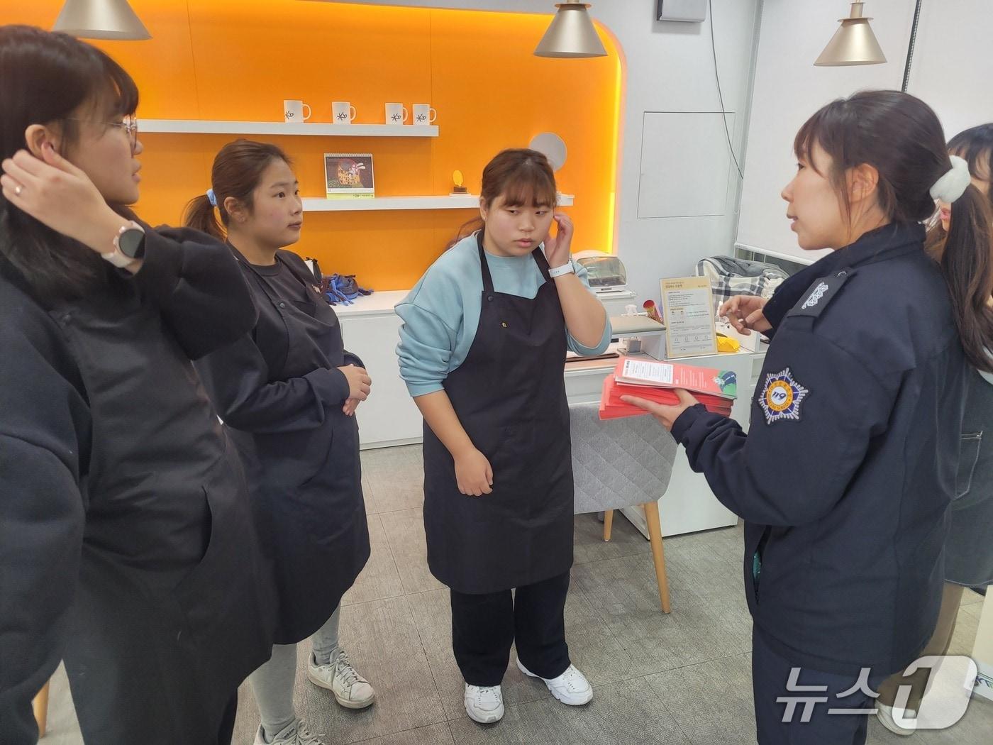 본문 이미지 - &#39;119안심콜서비스 홍보 캠페인&#39; 홍보물 배부 모습.&#40;청주서부소방서 제공. 재판매 및 DB금지&#41;/뉴스1