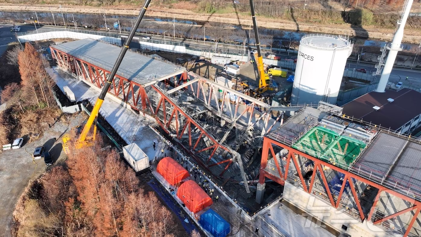 12일 오전 광주 서구 치평동(상무지구)의 광주대표도서관 공사 현장에서 레미콘 타설 중 붕괴 사고로 매몰된 작업자 2명에 대해 이틀째 수색작업을 진행하고 있다.(광주소방 제공. 재판매 및 DB 금지) 2025.12.12/뉴스1 