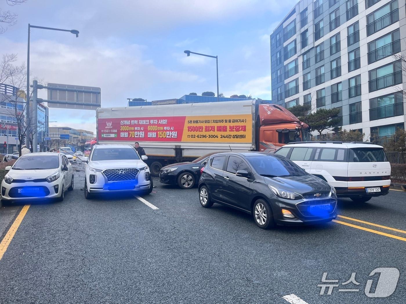 본문 이미지 - 12일 오전 9시 1분께 울산 중구 서동로터리에서 12중 추돌사고가 발생했다.&#40;울산소방본부 제공. 재판매 및 DB금지&#41;/뉴스1