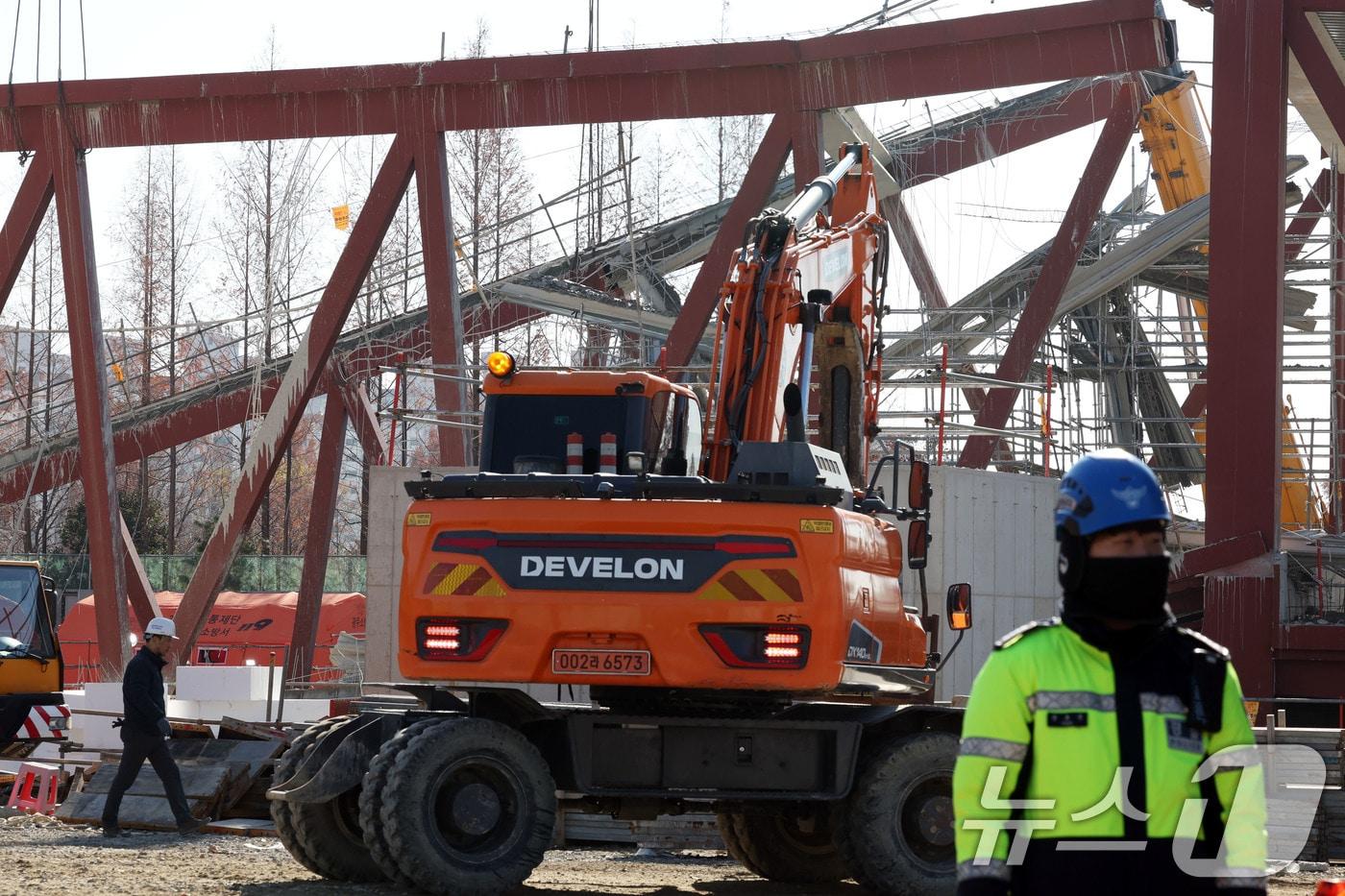 12일 오후 광주 서구 치평동&#40;상무지구&#41;의 광주대표도서관 공사 현장에서 레미콘 타설 중 붕괴 사고로 구조물 안정화와 보강작업이 진행되고 있다. 2025.12.12/뉴스1 ⓒ News1 박지현 기자
