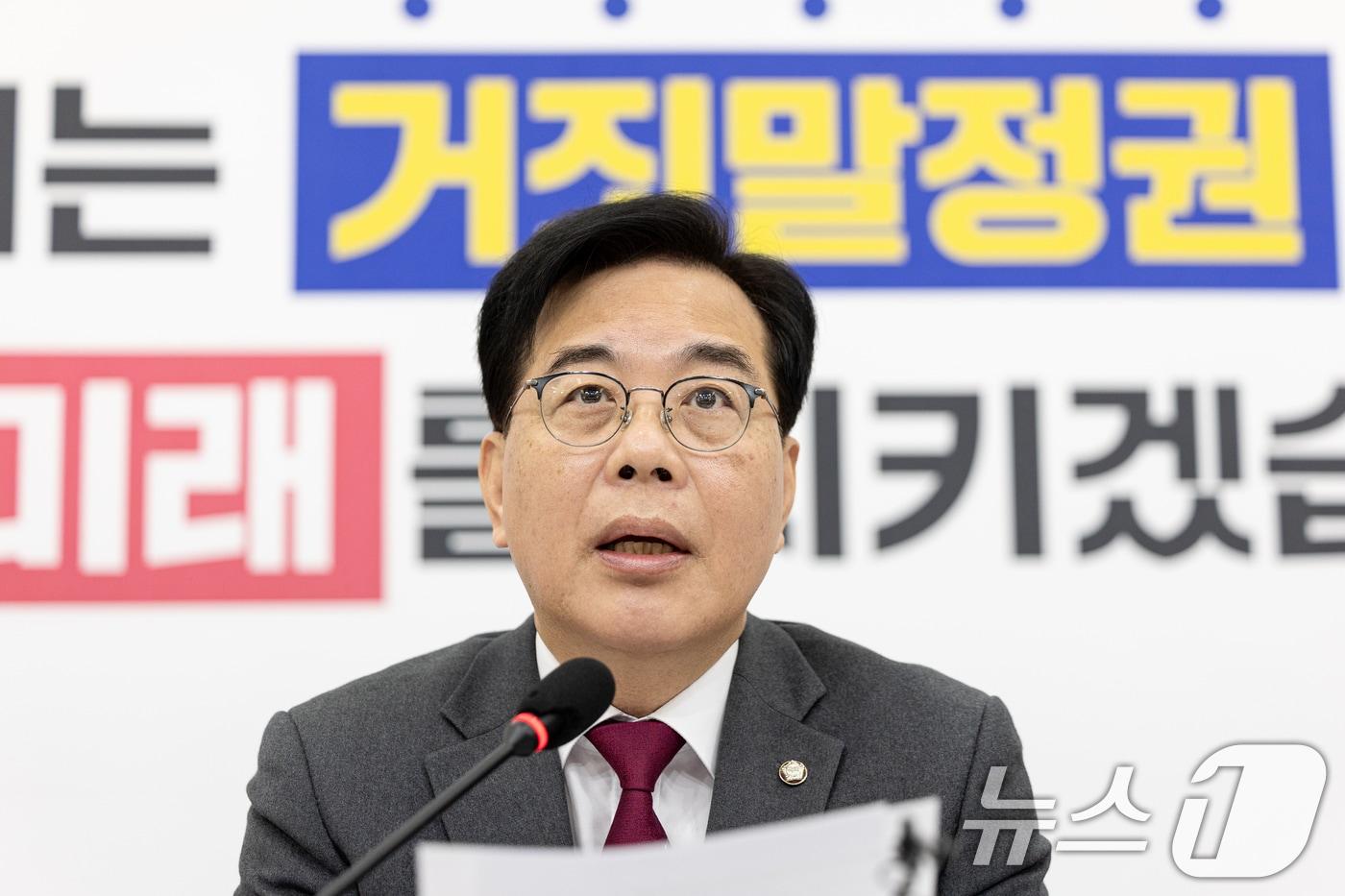 송언석 국민의힘 원내대표가 12일 서울 여의도 국회에서 열린 기자간담회에서 발언하고 있다. 2025.12.12/뉴스1 ⓒ News1 이승배 기자