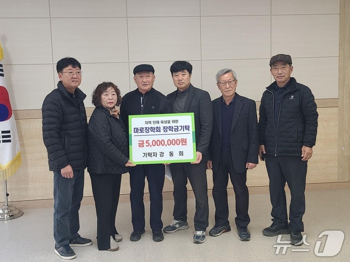 본문 이미지 - 강동희&#40;왼쪽 세 번째&#41;·이호복&#40;왼쪽 두 번째&#41; 부부가 장학금을 기탁하고 있다. &#40;보은군 제공. 재판매 및 DB금지&#41; /뉴스1 