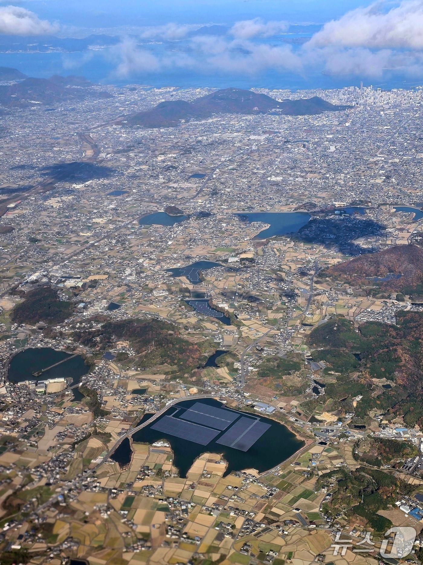 본문 이미지 - 지난 11일 일본 시코쿠 다카마쓰 인근의 저수지마다 수상 태양광이 설치돼 있다. 큰 저수지는 물론이고 소형 저수지에도 태양광 시설이 부유해 있는 게 인상적이다. ⓒ 뉴스1 황덕현 기자