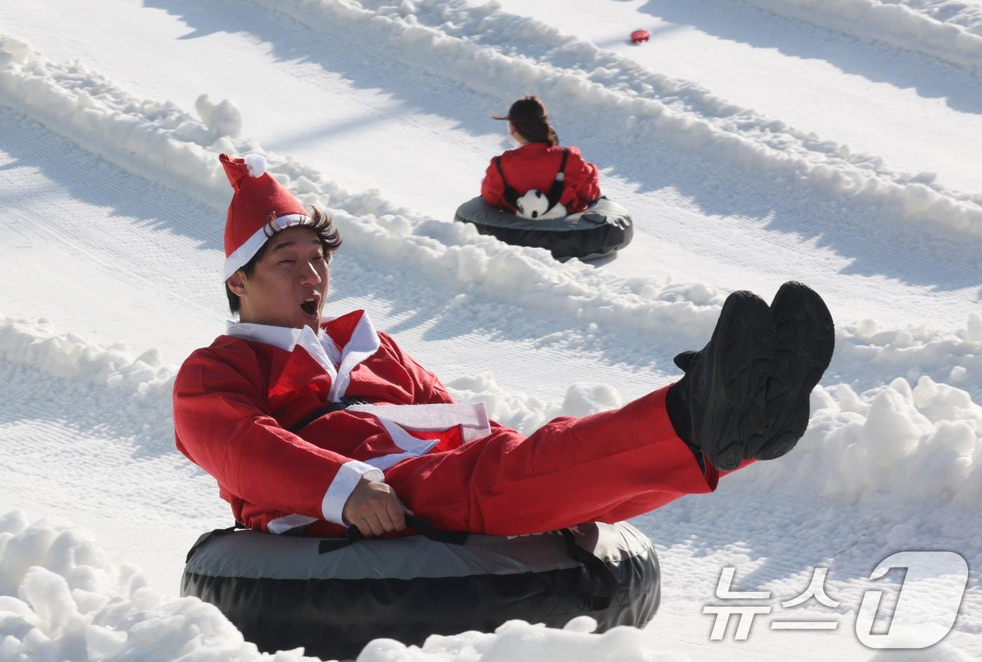 에버랜드 겨울 야외 액티비티 &#39;스노우 버스터&#39;가 개장한 12일 경기 용인시 처인구 에버랜드 눈썰매장 스노우 버스터에서 산타 복장을 한 직원들이 눈썰매를 타고 있다. 2025.12.12/뉴스1 ⓒ News1 김영운 기자