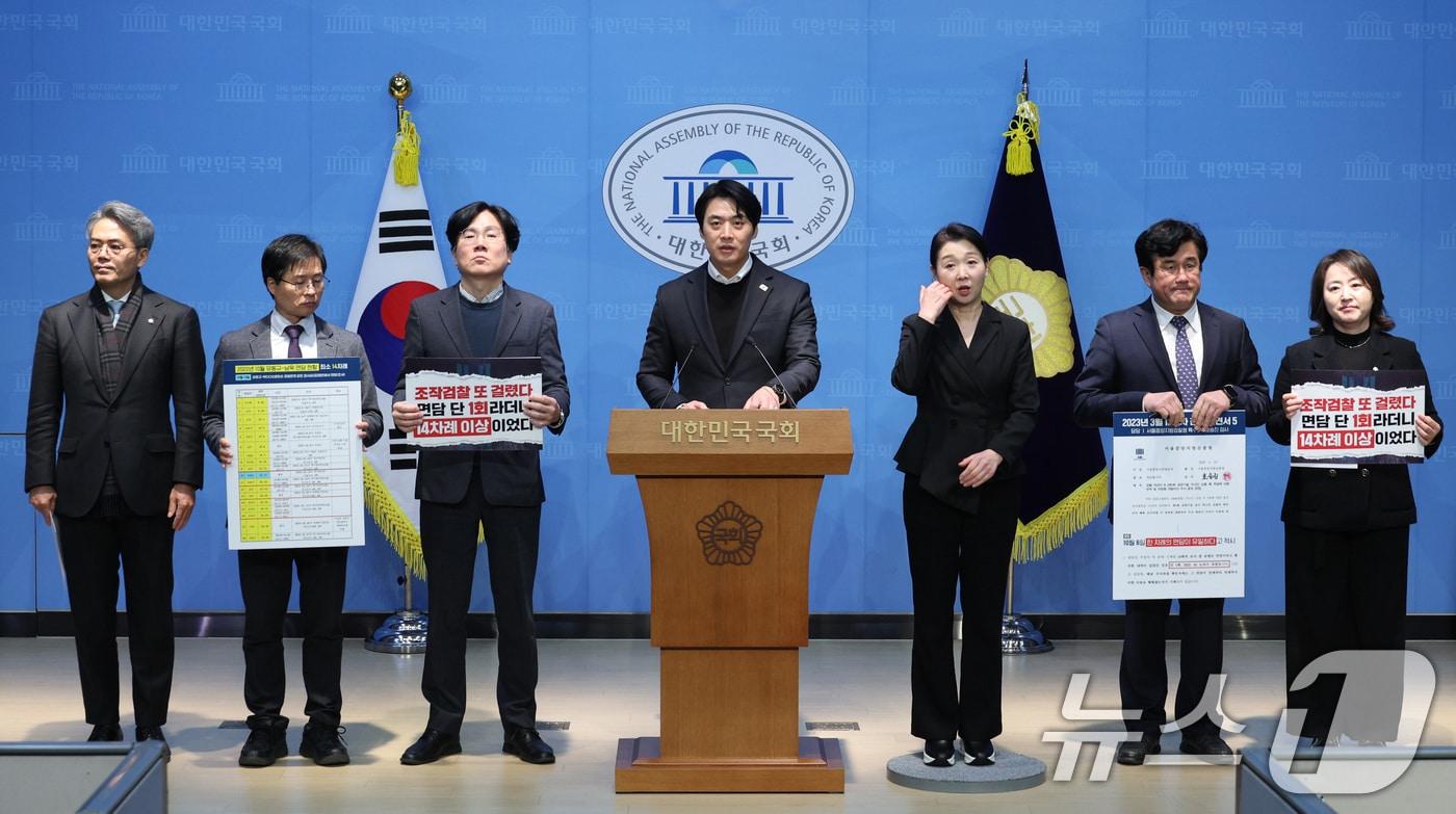 한준호 더불어민주당 정치검찰 조작기소대응특위 위원장이 12일 서울 여의도 국회 소통관에서 김용 전 민주연구원 부원장 사건 관련 검사들에 대한 고발 기자회견을 하고 있다. 2025.12.12/뉴스1 ⓒ News1 신웅수 기자