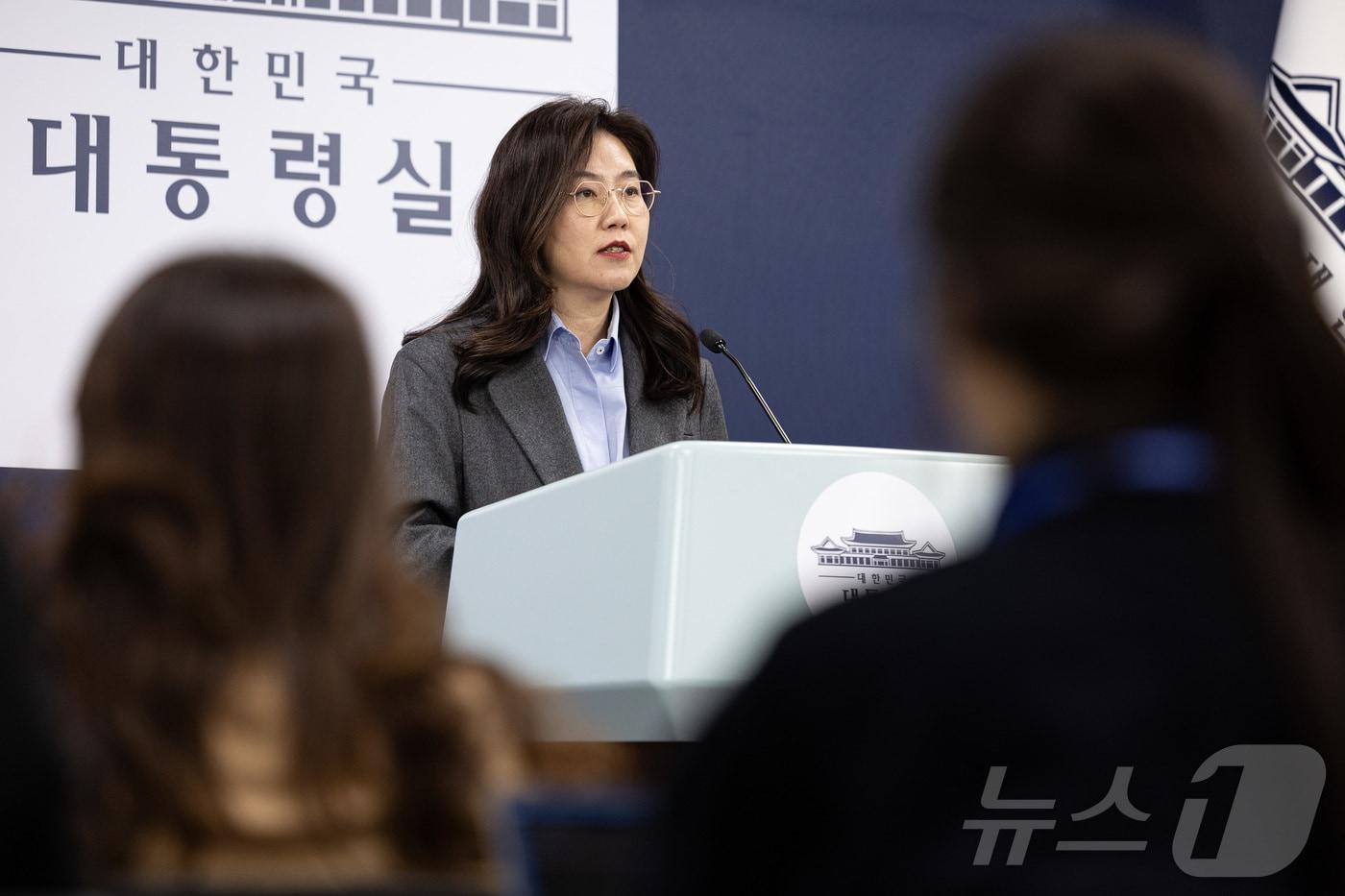 강유정 대통령실 대변인이 12일 서울 용산 대통령실 청사에서 캄보디아 스캠 범죄 대응 성과 관련 브리핑을 하고 있다. 2025.12.12/뉴스1 ⓒ News1 이재명 기자