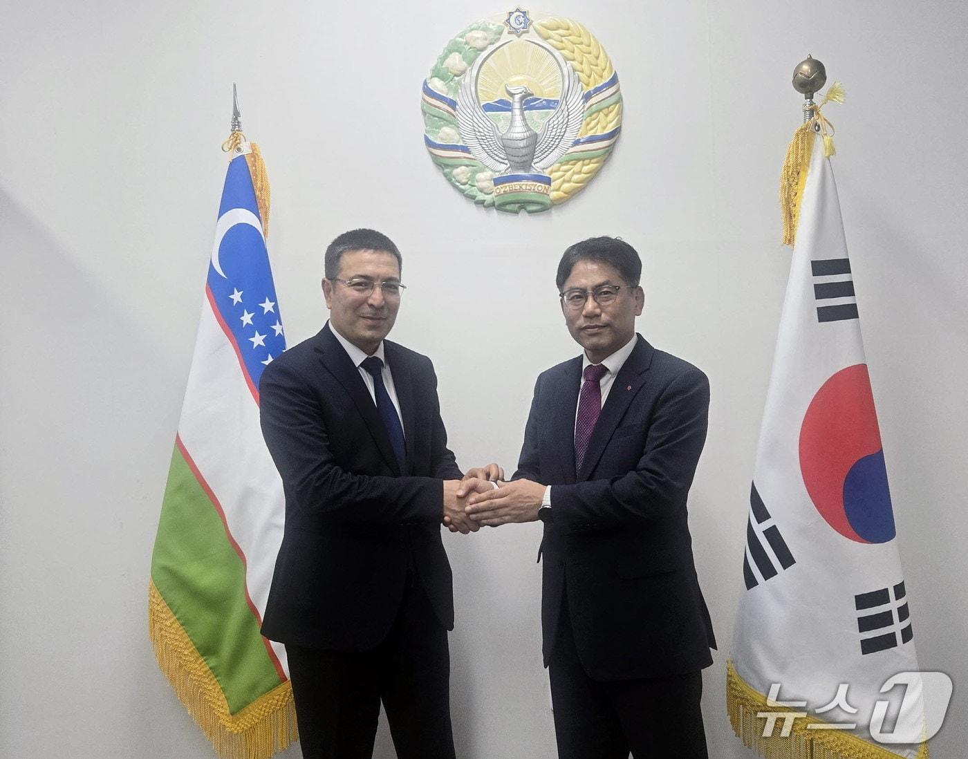본문 이미지 - 우즈벡 잠쉬드존 압두주후로프 농림부 차관&#40;왼쪽&#41;과 한난 이병휘 사업본부장&#40;오른쪽&#41;이 기념촬영을 하고 있다. &#40;사진제공=한난&#41;