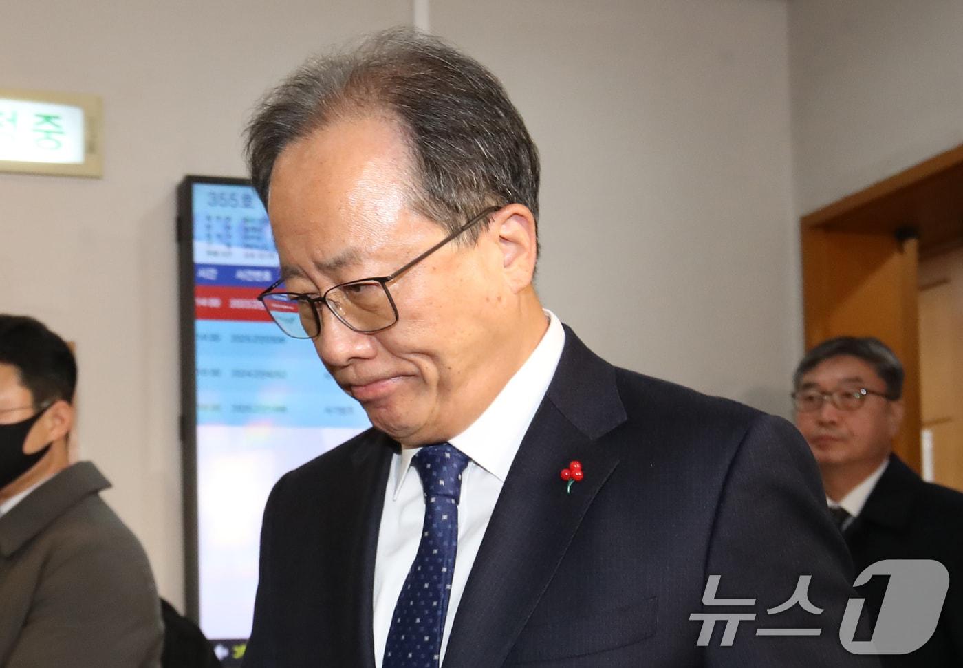 전교조 통일학교 해직 교사들을 특별 채용하도록 지시한 혐의로 기소된 김석준 부산시교육감이 12일 오후 부산 연제구 부산지방법원에서 열린 1심 선고 공판에서 징역 8월에 집행유예 2년을 선고받은 후 법정을 나서고 있다. ⓒ News1 윤일지 기자