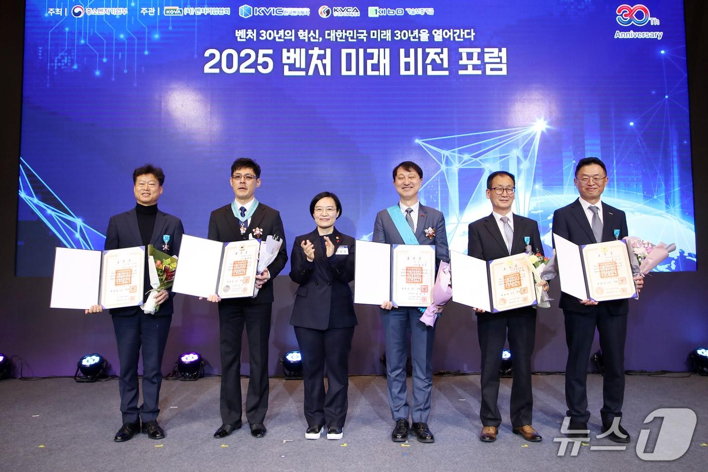 &#40;왼쪽부터&#41;김두식 이레산업 대표, 황재윤 리하온 대표, 한성숙 중소벤처기업부 장관, 박태훈 넥스틴 대표, 김헌철 햇빛일루콤 대표, 황만순 한국투자파트너스 대표가 2025 벤처·창업진흥 유공 포상 시상식에서 수상 기념 촬영을 하고 있다.&#40;벤처기업협회 제공&#41;