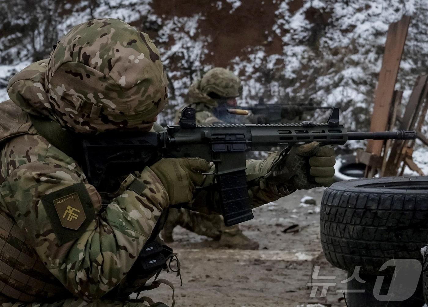 본문 이미지 - 우크라이나 국가방위군 13여단 &#39;카르티아&#39; 소속 군인들이 10일&#40;현지시간&#41; 하르키우주에서 사격 훈련을 하고 있다. 2025.12.10 ⓒ 로이터=뉴스1 ⓒ News1 강민경 기자