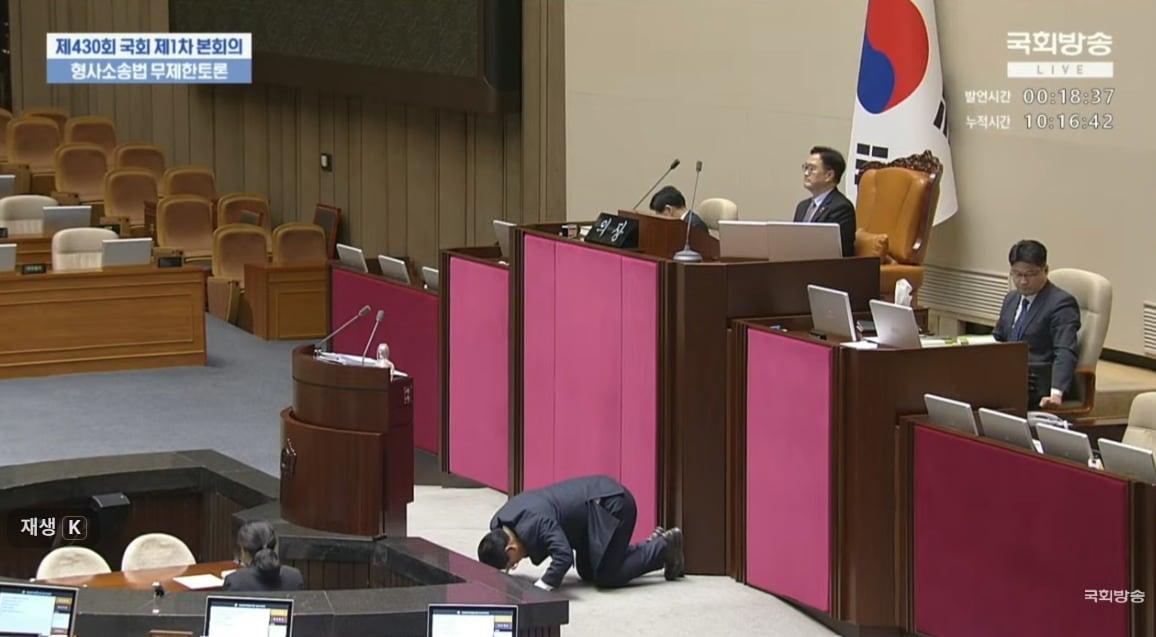 본문 이미지 - 송석준 국민의힘 의원이 12일 국회 본회의 필리버스터에서 12·3 비상계엄에 사과한다며 큰절하고 있다. &#40;국회방송 유튜브 갈무리&#41;