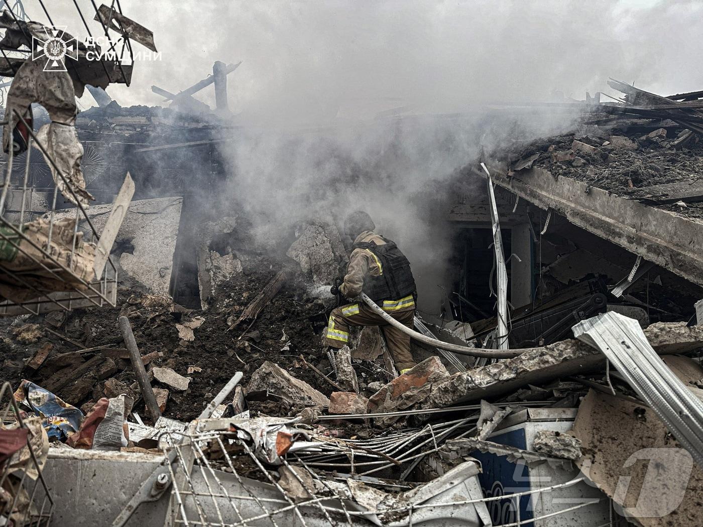 본문 이미지 - 11일(현지시간) 우크라이나 북동부 수미주의 한 지역이 러시아의 공습을 받아 폐허로 변했다. 현장에는 구조대원이 출동해 잔해를 살펴보고 있다. 2025.12.11 ⓒ 로이터=뉴스1 ⓒ News1 강민경 기자