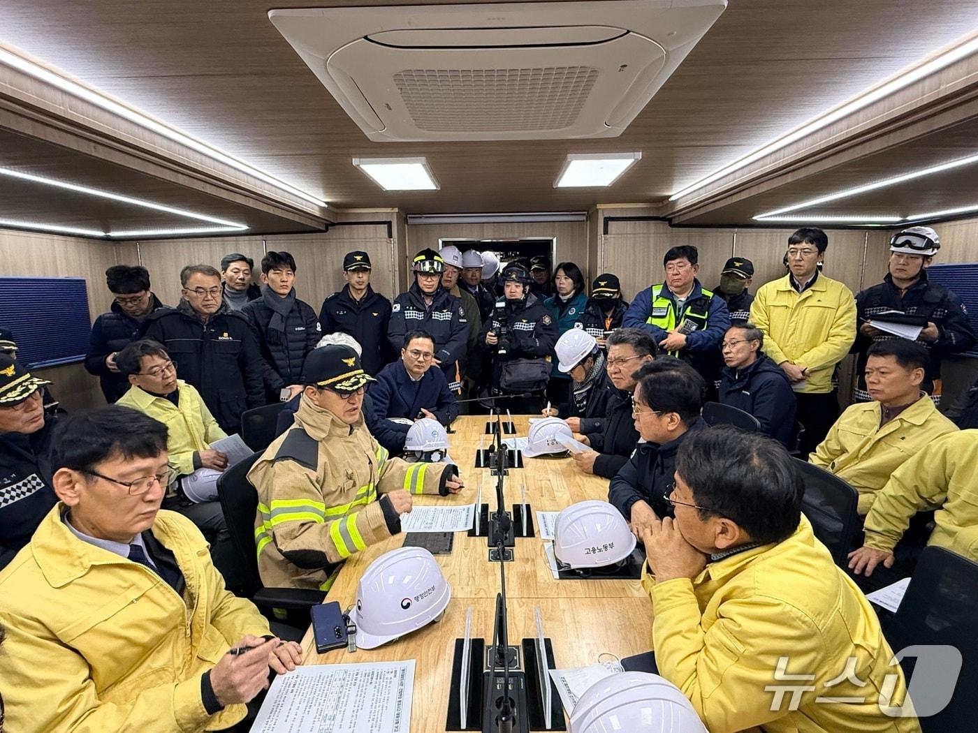 본문 이미지 - 소방청은 12일 오전 광주광역시 서구 치평동 공공도서관 공사장 붕괴사고 현장에서 행정안전부, 고용노동부, 소방청, 광주광역시 등 관계 부처가 참여한 합동 상황판단회의를 개최했다.&#40;소방청 제공&#41;