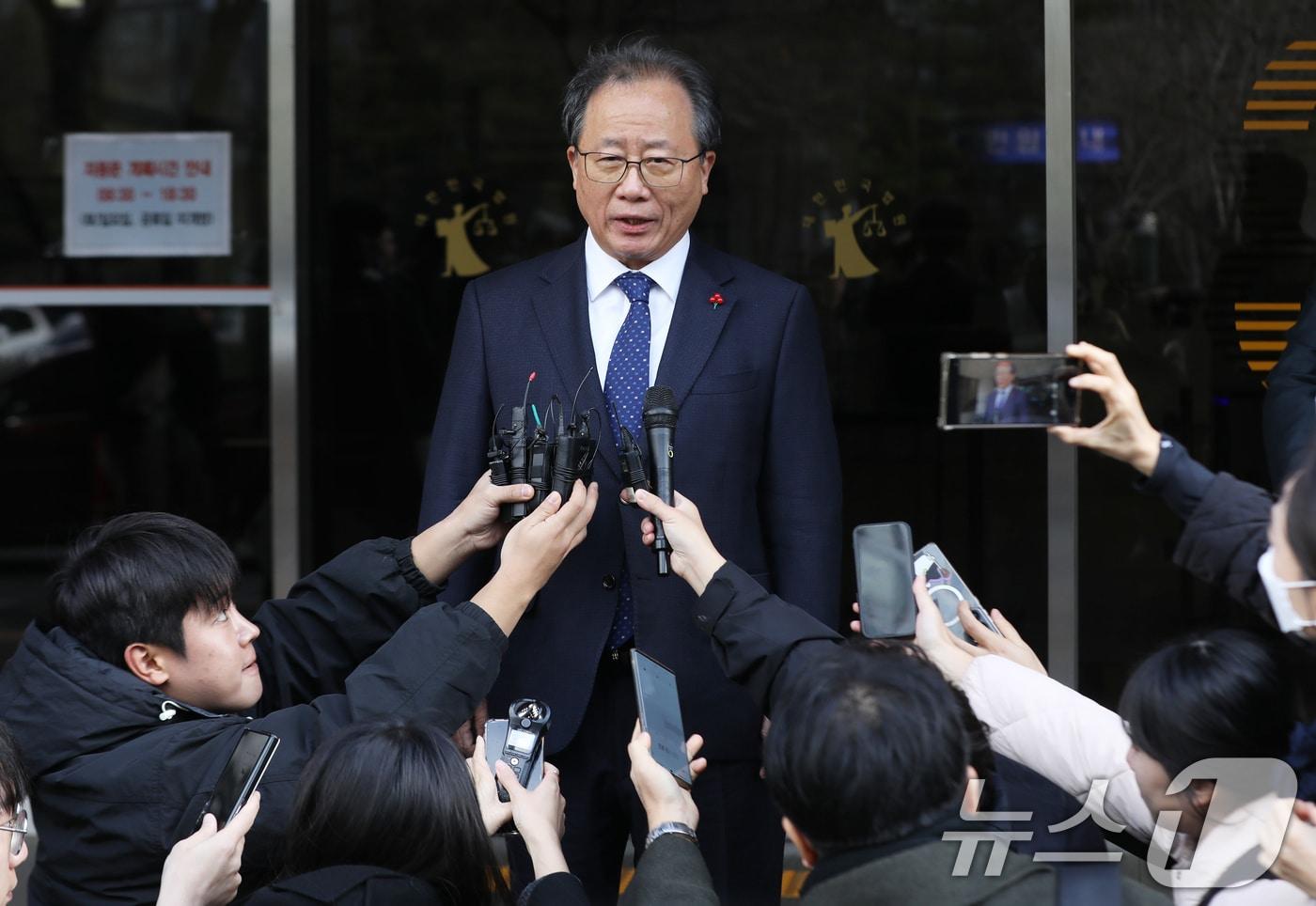 전교조 통일학교 해직 교사들을 특별 채용하도록 지시한 혐의로 기소된 김석준 부산시교육감이 1심 선고 후 취재진 질문에 답하고 있다. 2025.12.12/뉴스1 ⓒ News1 윤일지 기자