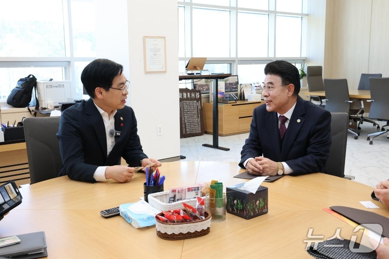 본문 이미지 - 이응우 시장이 행정안전부 김민재 차관을 방문해 지역 현안 해결을 위한 주요 건의사항을 전달했다. &#40;계룡시 제공.재판매 및 DB금지&#41;/뉴스1