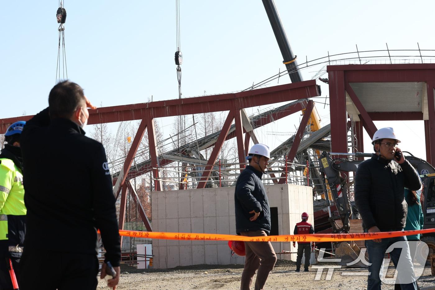 12일 오후 광주 서구 치평동&#40;상무지구&#41;의 광주대표도서관 공사 현장에서 레미콘 타설 중 붕괴 사고로 구조물 안정화와 보강작업이 진행되는 가운데 주민들이 이를 지켜보고 있다. 2025.12.12/뉴스1 ⓒ News1 박지현 기자
