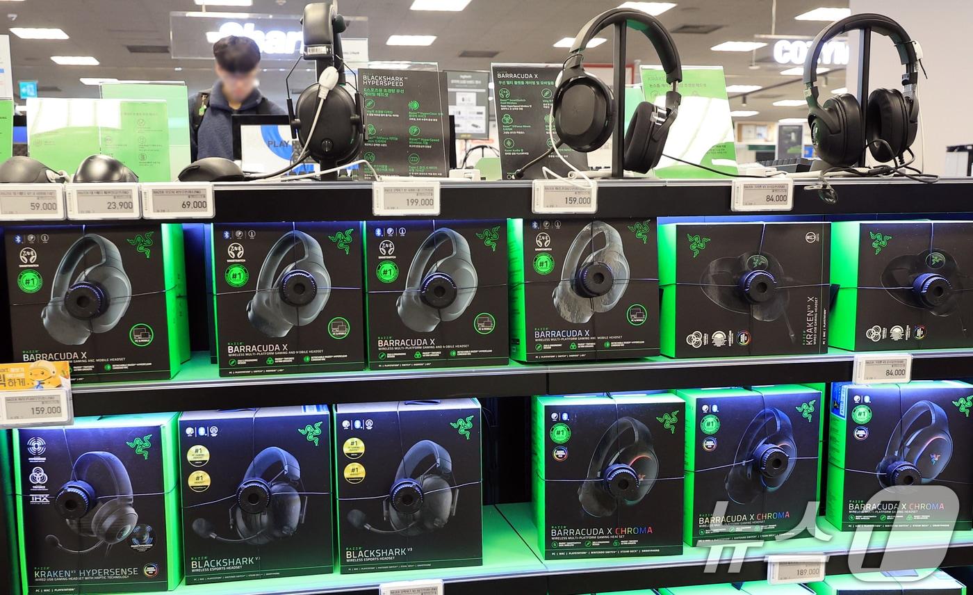 본문 이미지 - 서울 시내의 한 마트에 컴퓨터주변기기가 진열된 모습. 2025.12.12 ⓒ 뉴스1 이호윤 기자