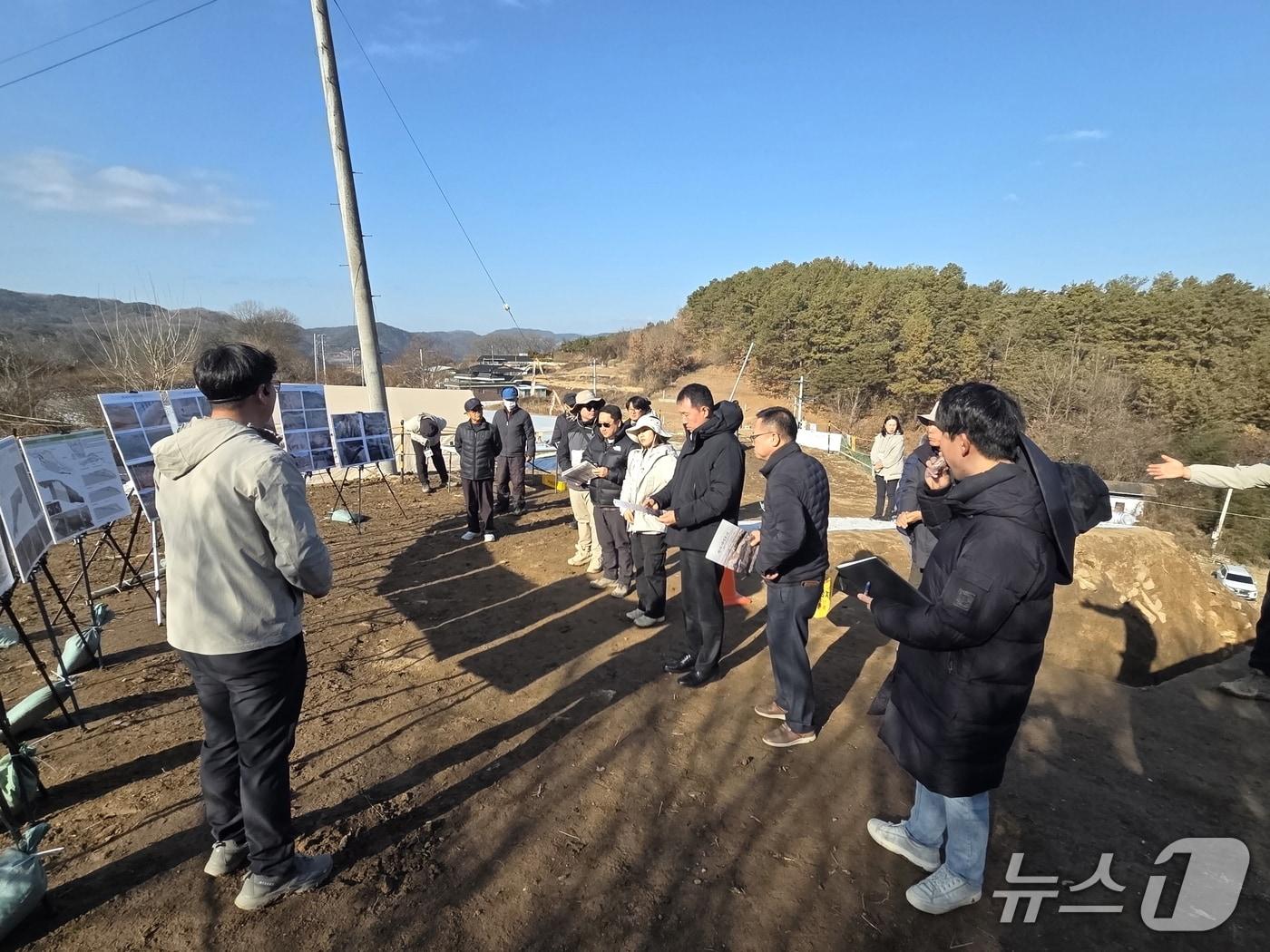 본문 이미지 - 합천군 성산토성 발굴조사 현장 공개회 장면&#40;합천군 제공. 재판매 및 DB금지&#41;. 2025.12.12