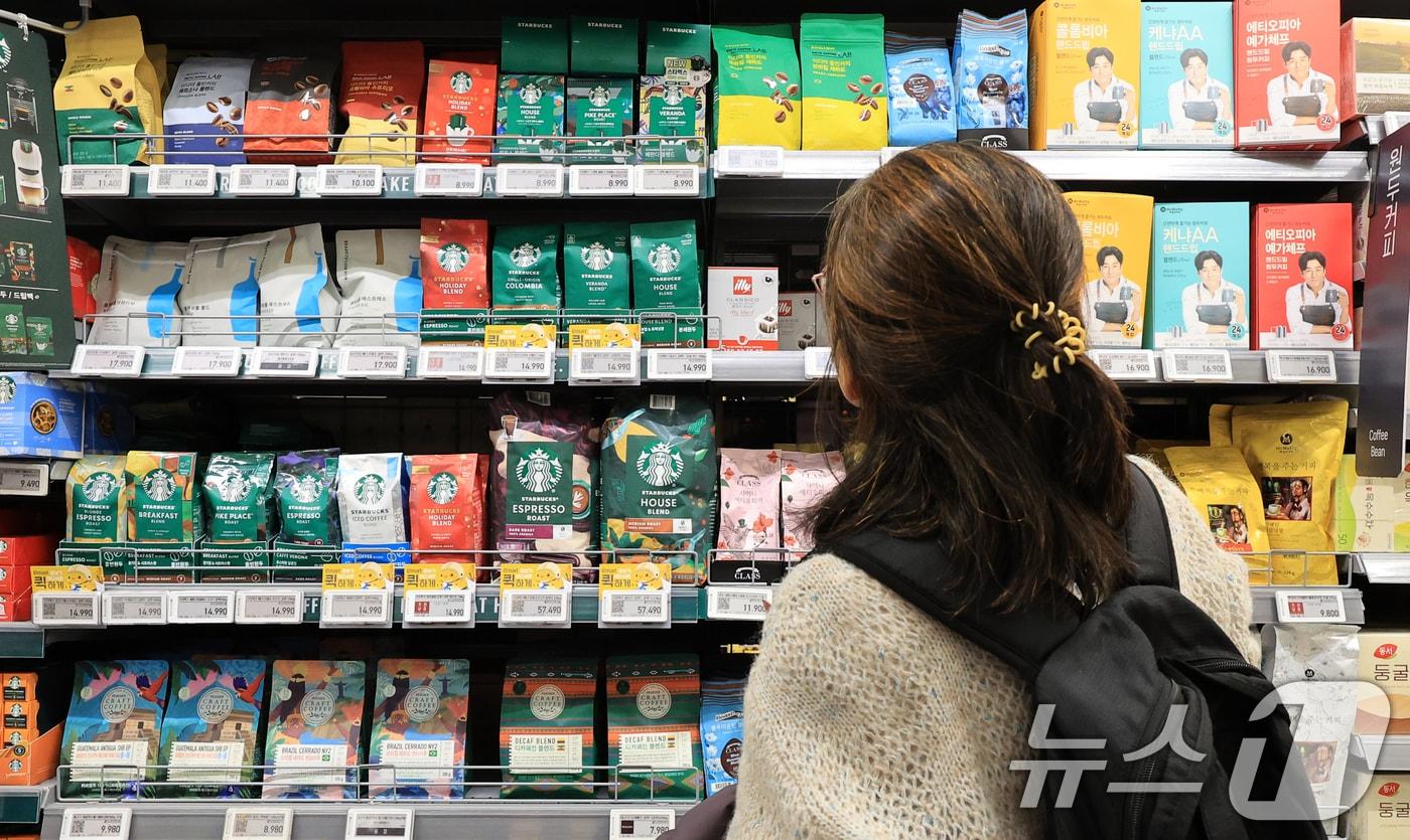 서울 시내의 한 마트에 원두커피가 진열된 모습. 2025.12.12/뉴스1 ⓒ News1 이호윤 기자