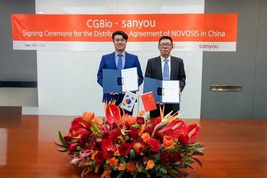 본문 이미지 - 유현승 시지바이오 대표&#40;왼쪽부터&#41;와 시위농 산유 메디칼 대표가 계약체결 후 기념사진을 찍고 있다.&#40;시지바이오 제공&#41;/뉴스1