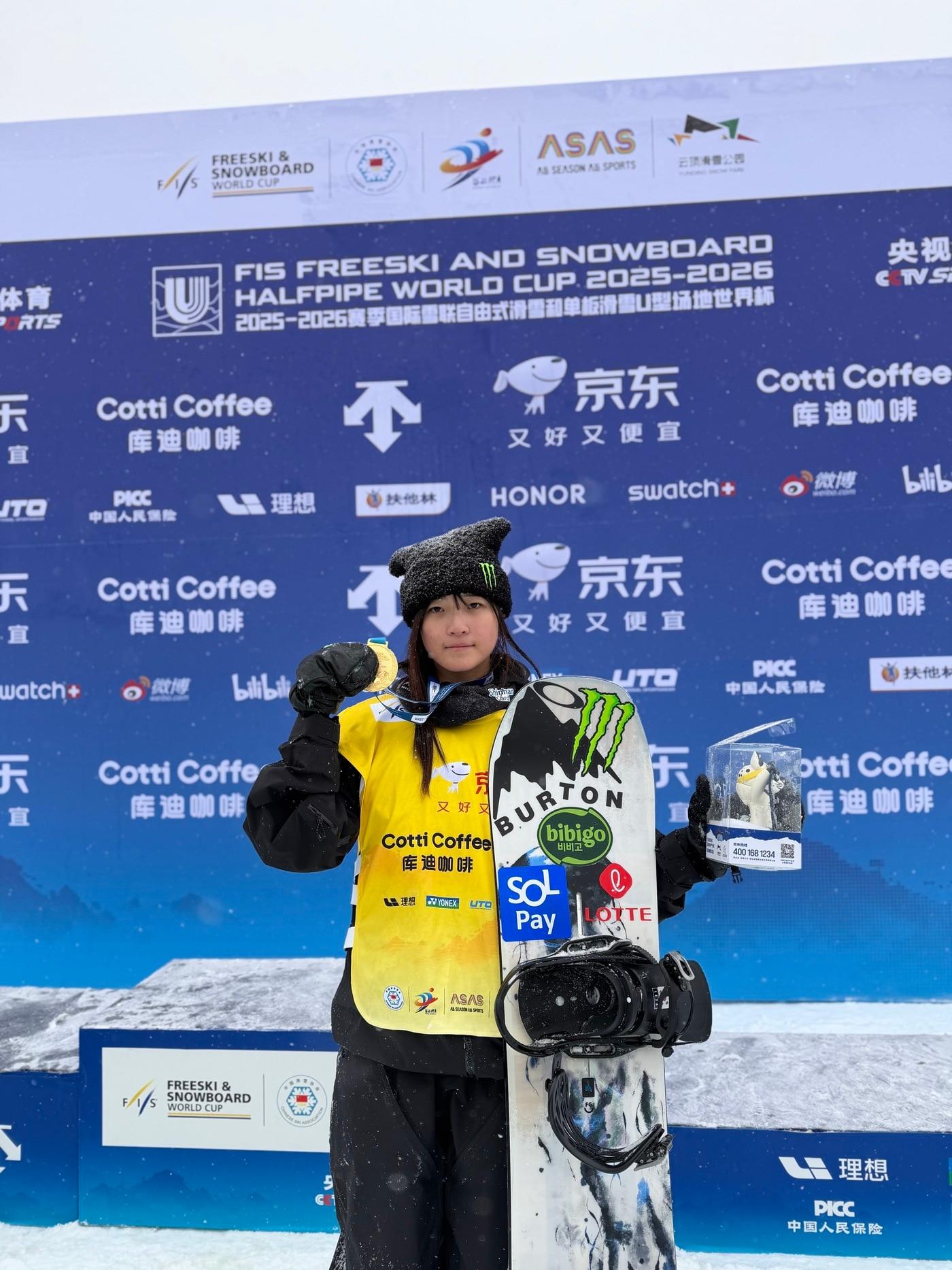 본문 이미지 - 최가온&#40;세화여고&#41;이 FIS 스노보드 월드컵 여자 하프파이프에서 우승한 뒤 금메달을 들어 보이고 있다. &#40;대한스키-스노보드 연맹 제공&#41;