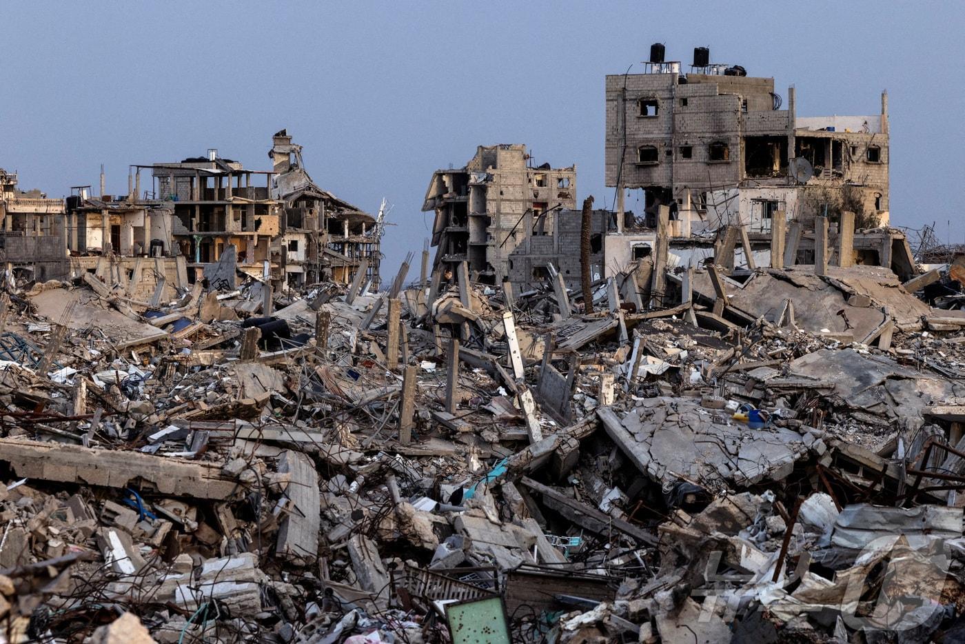 8일 가자지구 남부 도시 라파의 무너진 건물들이 잔해를 이루고 있다. 2025.12.8 ⓒ 로이터=뉴스1 ⓒ News1 강민경 기자