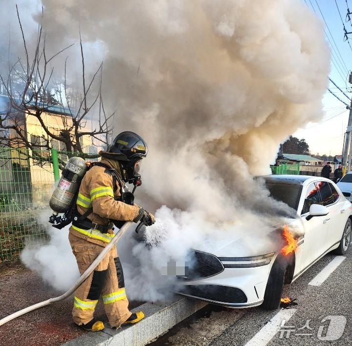 본문 이미지 - 12일 오전 7시 58분쯤 충북 옥천군 옥천읍 장야리 일대 도로를 달리던 승용차에 불이 났다. &#40;옥천소방서 제공. 재판매 및 DB금지&#41; /뉴스1 