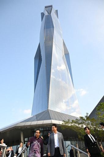 본문 이미지 - 세계에서 두 번째로 높은 건축물 쿠알라룸푸르 &#39;메르데카118&#39;을 찾은 오세훈 서울시장이 다토 이르 테스 이즈완 이브라힘 CEO와 이야기를 나누고 있다&#40;서울시 제공&#41; 뉴스1 ⓒ News1   