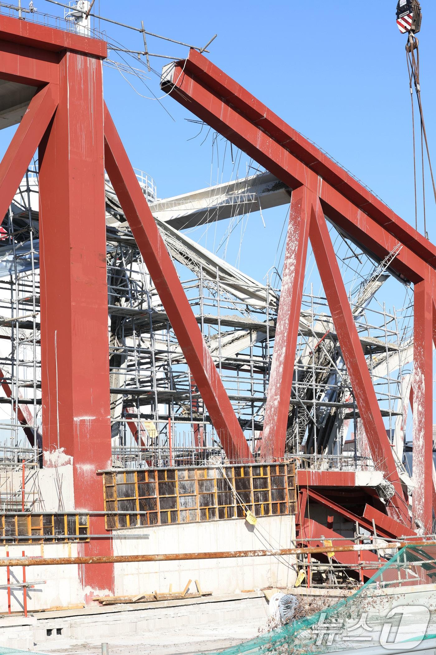 본문 이미지 - 광주 서구 치평동(상무지구)의 광주대표도서관 공사 붕괴 현장. 2025.12.12/뉴스1 ⓒ News1 박지현 기자