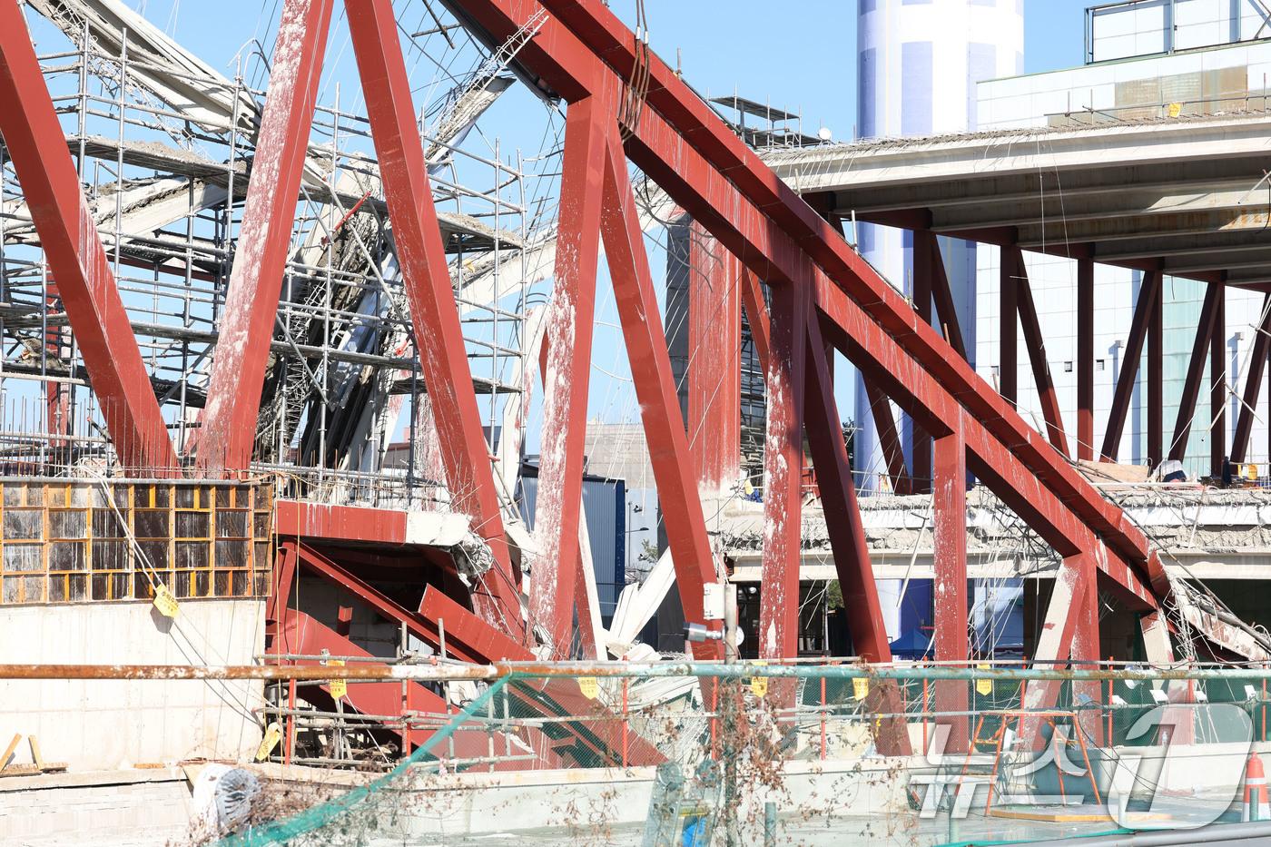 12일 오후 광주 서구 치평동&#40;상무지구&#41;의 광주대표도서관 공사 현장에서 레미콘 타설 중 붕괴 사고로 구조물 안정화와 보강작업을 위해 수색작업이 멈춰있다. ⓒ News1 박지현 기자