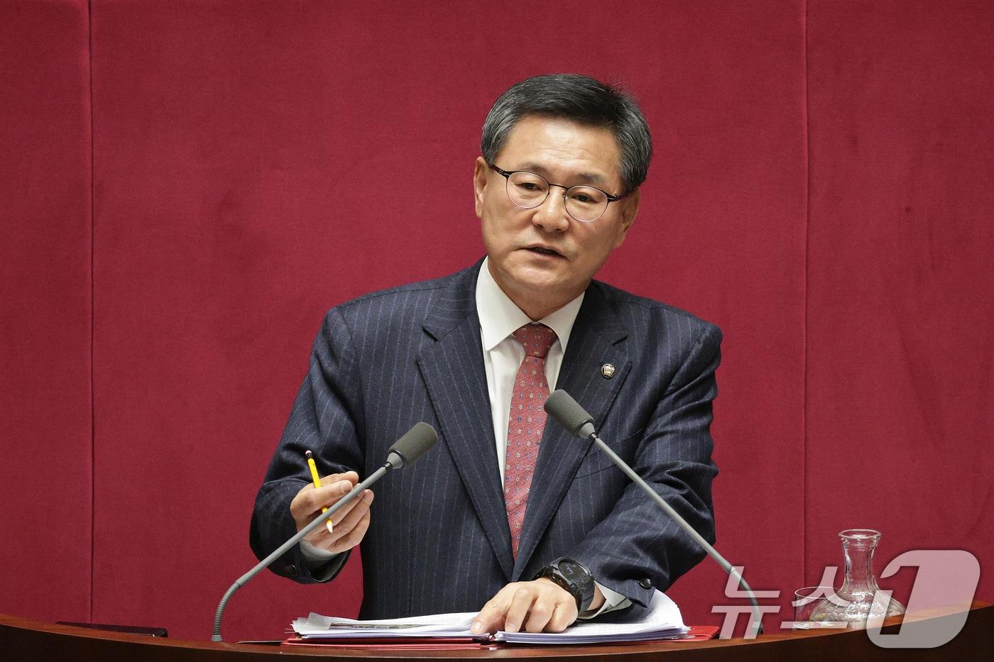 이헌승 국민의힘 의원이 12일 서울 여의도 국회에서 열린 제430회국회&#40;임시회&#41; 제1차 본회의에서 은행법 일부개정법률안에 대한 무제한 토론&#40;필리버스터&#41;을 하고 있다. 2025.12.12/뉴스1 ⓒ News1 신웅수 기자