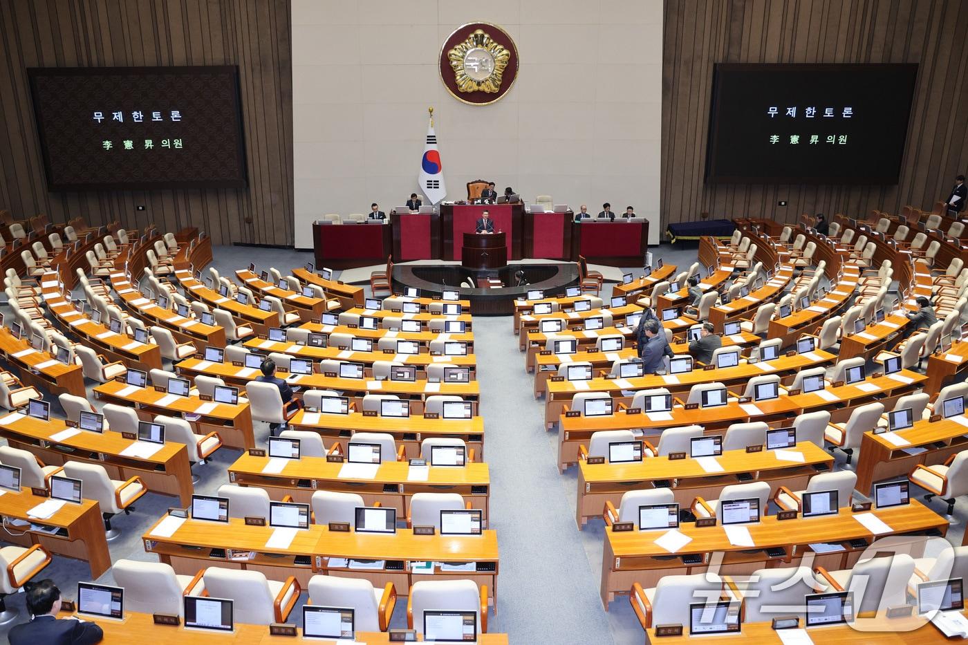 이헌승 국민의힘 의원이 지난 12일 서울 여의도 국회에서 열린 제430회국회&#40;임시회&#41; 제1차 본회의에서 은행법 일부개정법률안에 대한 무제한 토론&#40;필리버스터&#41;을 하고 있다. 2025.12.12/뉴스1 ⓒ News1 신웅수 기자
