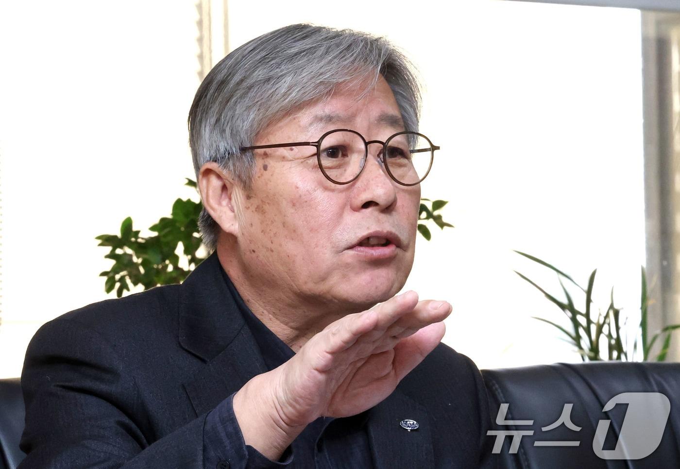 이진석 한국여행업협회 회장이 서울 마포구 한국여행업협회 사무실에서 뉴스1과 인터뷰를 하고 있다.ⓒ News1 이광호 기자