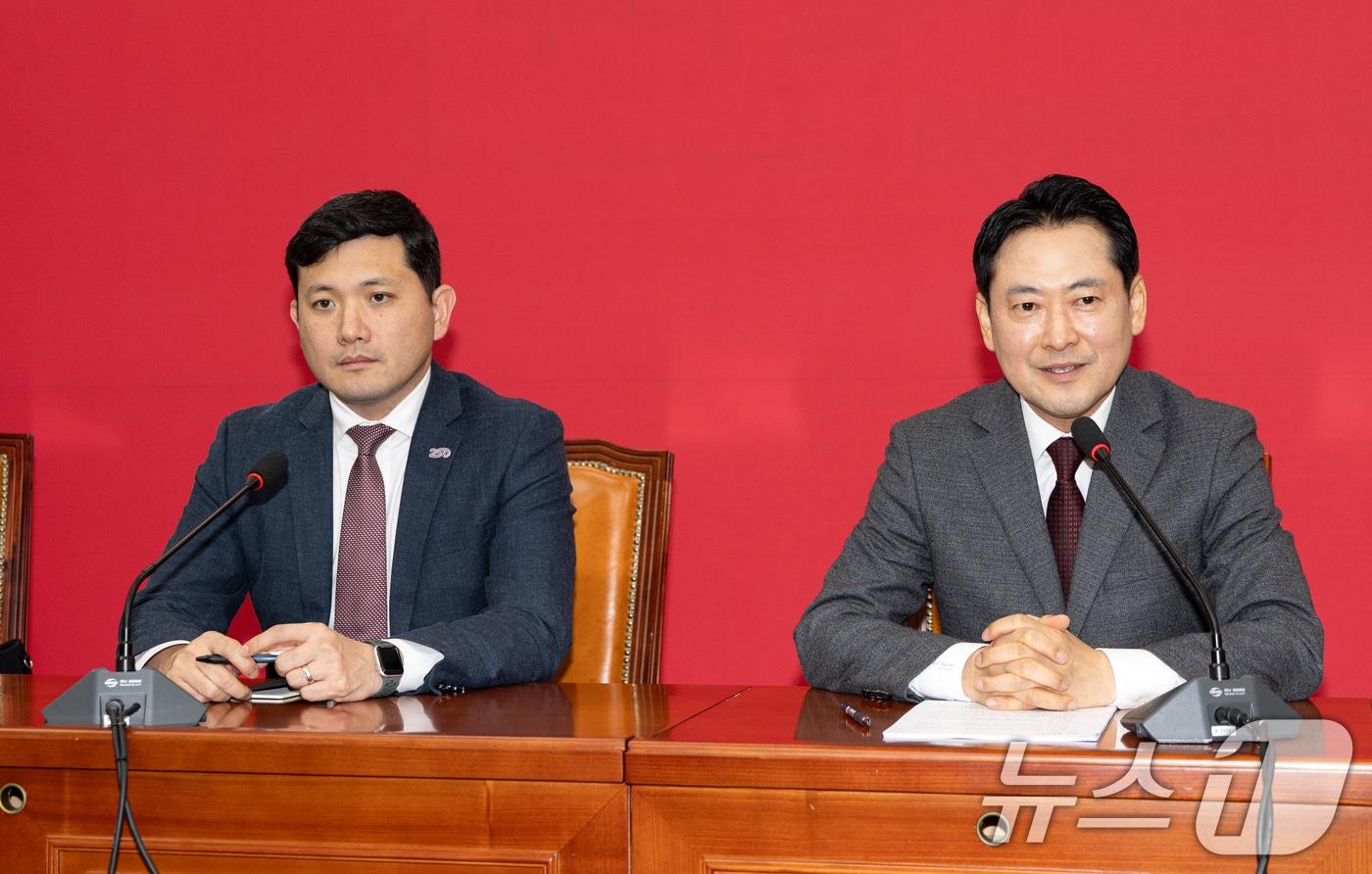 장동혁 국민의힘 대표가 12일 서울 여의도 국회에서 케빈 김 주한 미국 대사대리를 접견, 인사말하고 있다. 2025.12.12/뉴스1 ⓒ News1 이승배 기자