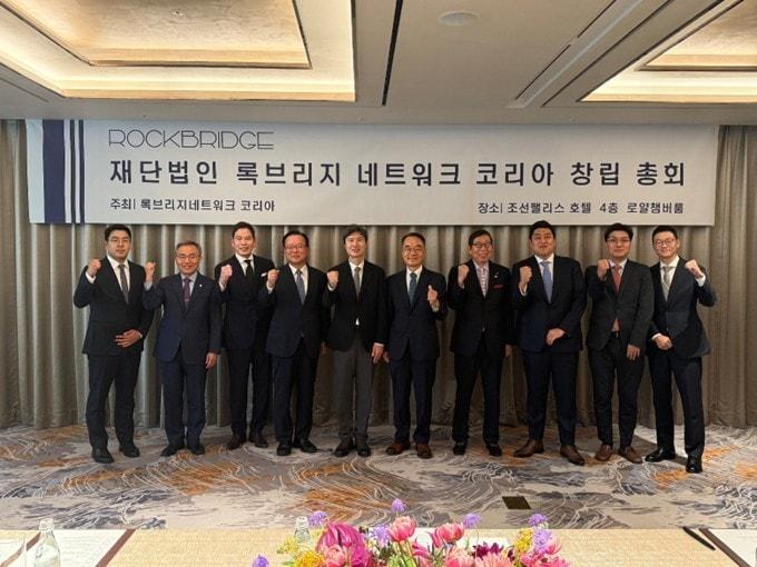 본문 이미지 - 정용진 신세계그룹 회장&#40;왼쪽 세번째&#41;과 롯브리지 네트워크 코리아 이사들이 기념촬영을 하고 있다.&#40;록브리지 코리아 제공&#41;. 
