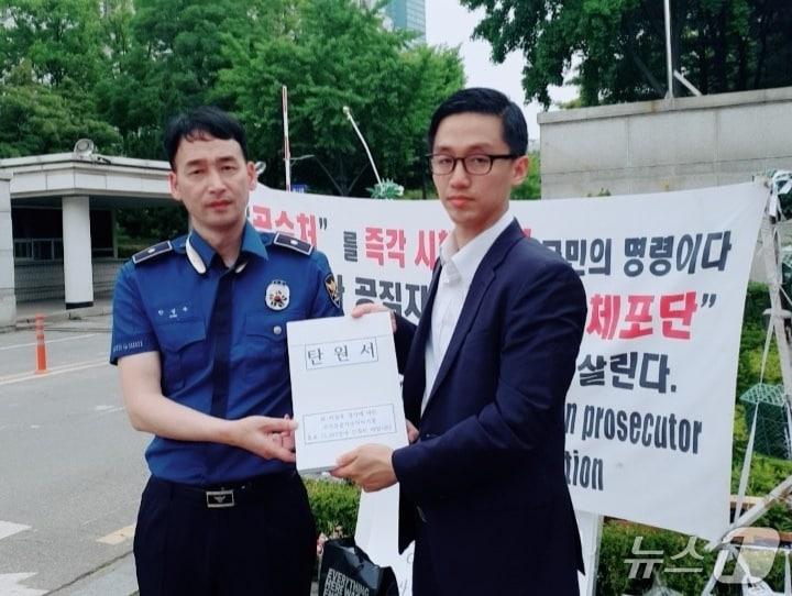 본문 이미지 - 지난 2019년 6월 19일 안성주 이젠아픈우리동료를 위해&#40;이아동&#41; 대표&#40;왼쪽&#41;가 변호사에게 취객 난동 진압을 위해 현장에 출동했다가 숨진 고&#40;故&#41; 차정후 경사를 국가유공자로 인정해달라고 유족이 청구한 재심 재판부에 제출한 탄원서를 전달하고 있다. &#40;안 대표 제공&#41;