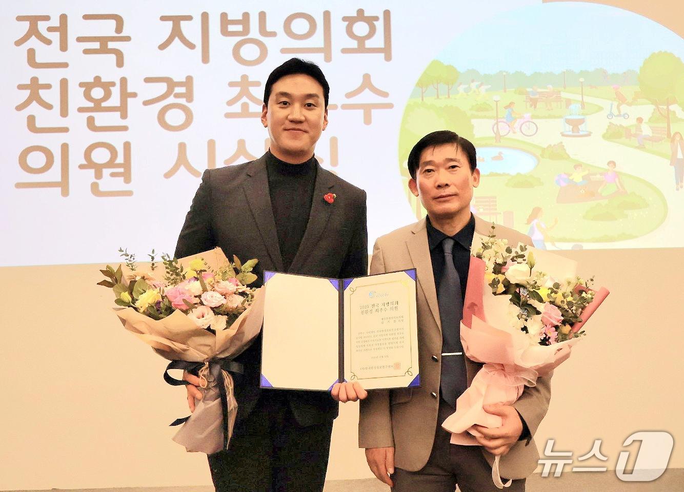 본문 이미지 - 전국 지방의회 친환경 최우수 의원으로 선정된 김기환 제주특별자치도의회 의원&#40;왼쪽&#41;.&#40;김기환 의원실 제공, 재판매 및 DB 금지&#41;