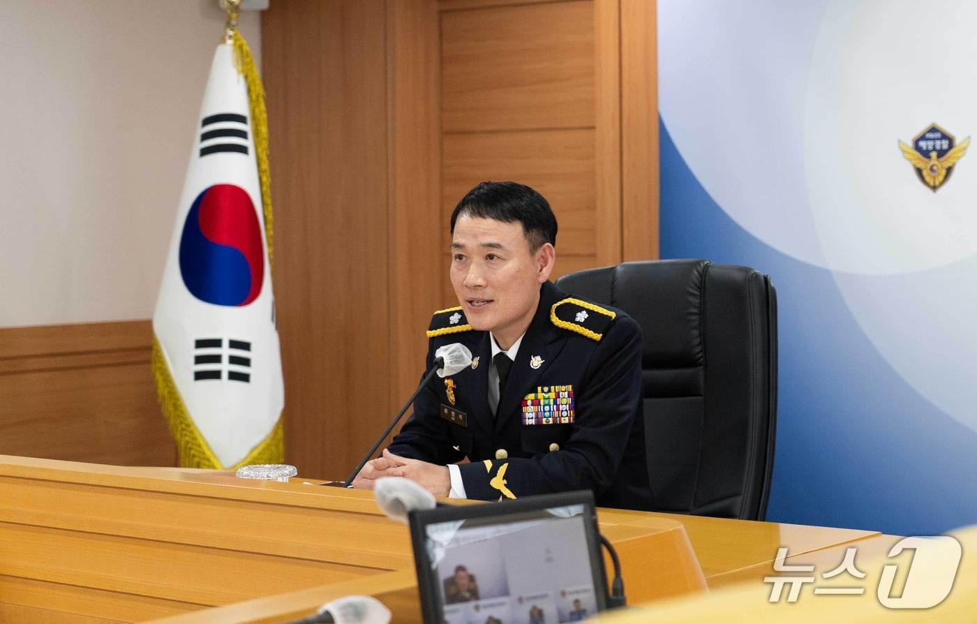 하만식 제23대 남해해경청장이 직원들과 소통하고 있다.&#40;남해해경청 제공. 재판매 및 DB 금지&#41;