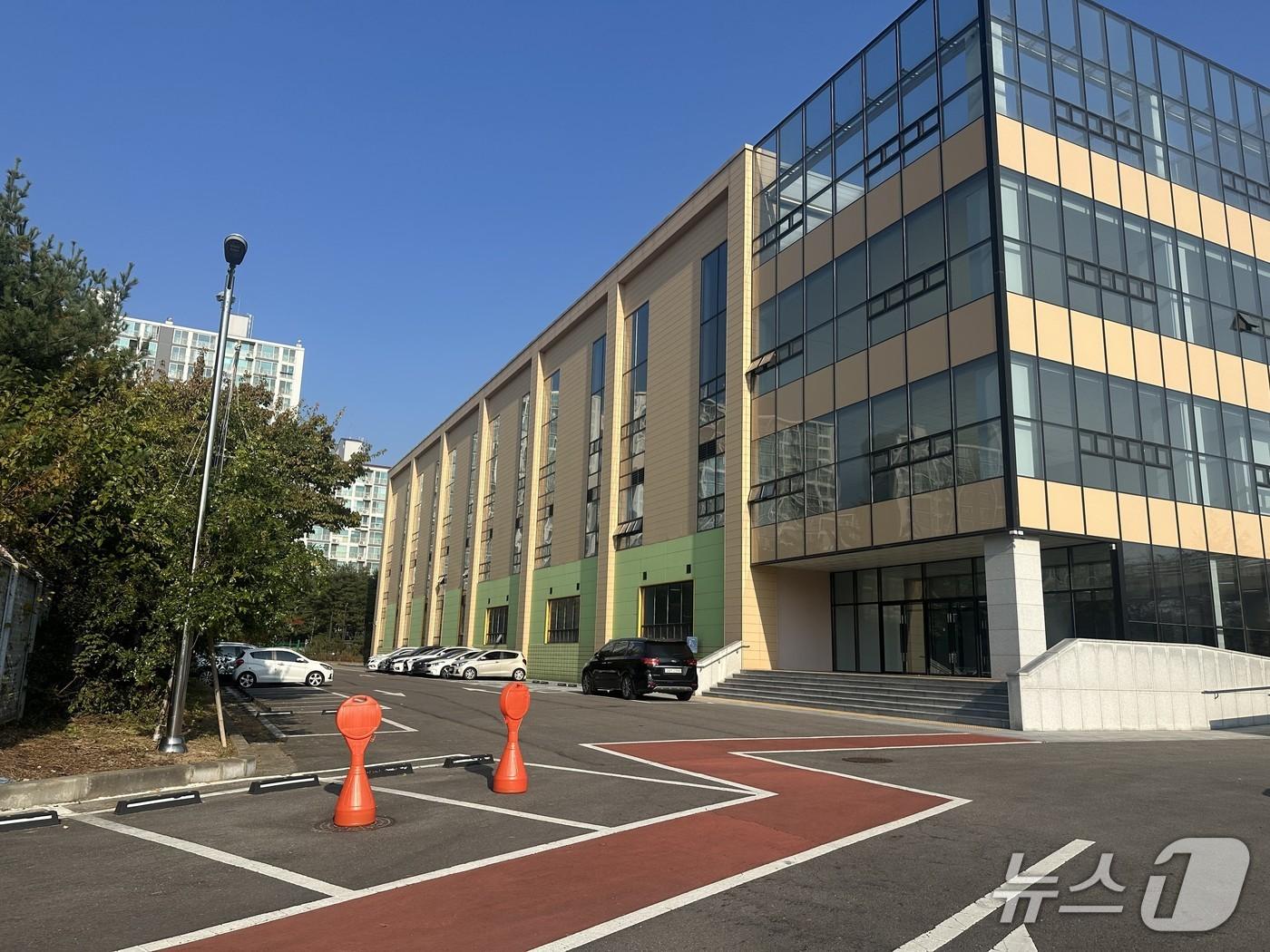 본문 이미지 - 고양시의 종교시설 용도변경 직권취소 처분을 받은 일산동구 풍동의 건물. &#40;고양시 제공, 재판매 및 DB금지&#41;