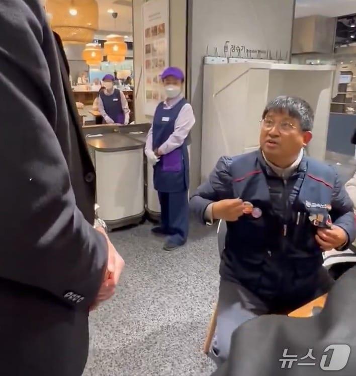 본문 이미지 - 백화점 보안요원에 항의하는 이김춘택 금속노조 거제통영고성 조선하청지회 사무장 &#40;사진 출처. X 캡처&#41;